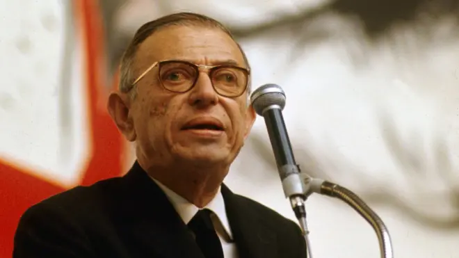 Jean-Paul Sartre falando em um microfone