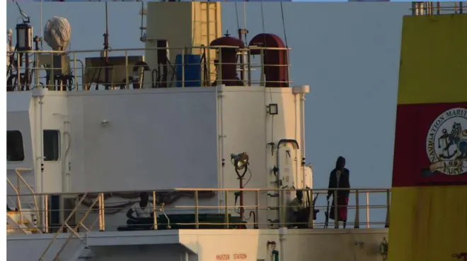 সশস্ত্র জলদস্যুর ছবি প্রকাশ করেছে ভারতীয় নৌবাহিনী 