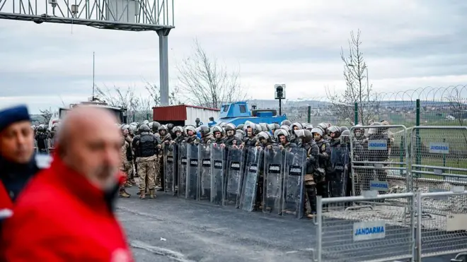 Mart 2025'ten bu yana tutuklu bulunan ve görevden uzaklaştırılan İstanbul Büyükşehir Belediye Başkanı Ekrem İmamoğlu'nun, İstanbul'da görülen davada Marmara-Silivri Cezaevi ve Adliye Kompleksi'nin önündeki barikatların ardında askerler nöbet tutuyor.