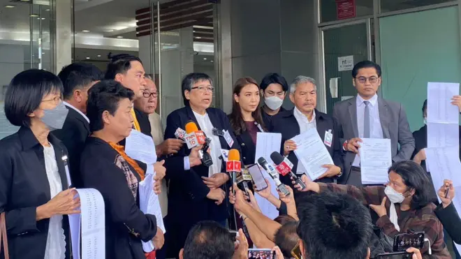 ตัวแทนสภาองค์กรของผู้บริโภค ยื่นฟ้อง กสทช. และสำนักงาน กสทช. เพื่อให้เพิกถอนมติ กสทช. “รับทราบ” การรวมธุรกิจระหว่างทรู-ดีแทค 