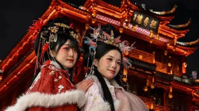 دو زن چینی برای عکاسی ژست گرفتند