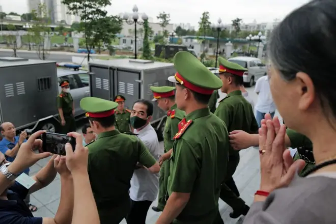 Cựu Thứ trưởng Ngoại giao Tô Anh Dũng bị áp giải sau phiên tòa "chuyến bay giải cứu" hồi tháng 7/2023. Tham nhũng vẫn là mối bận tâm lớn của người dân Việt Nam.