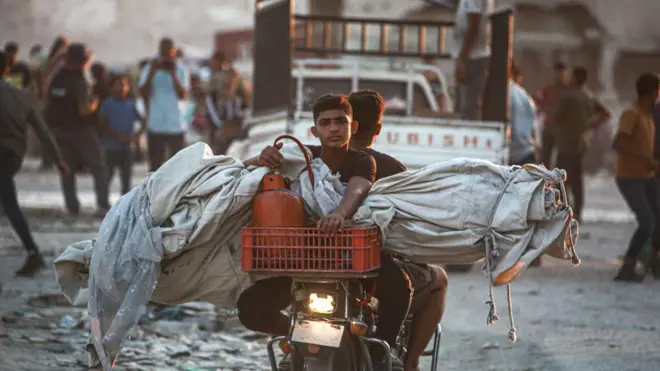 پس از دستور اسرائیل برای تخلیه جنوب غزه و افزایش احتمال حمله به خان یونس، ساکنان با هر وسیلهای در حال فرار هستند