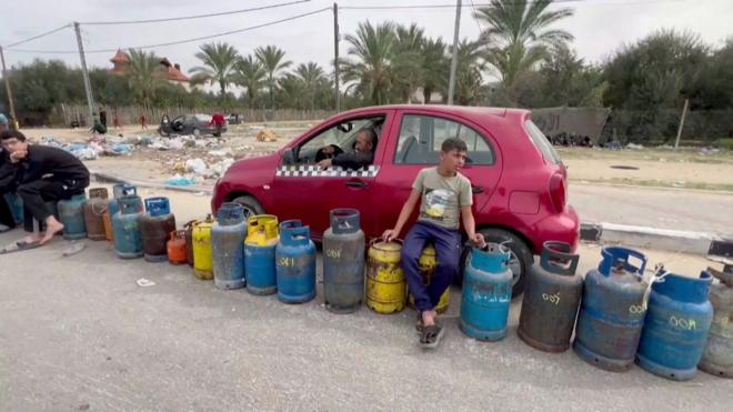 طفل ينتظر دوره في تعبئة أسطوانة الغاز