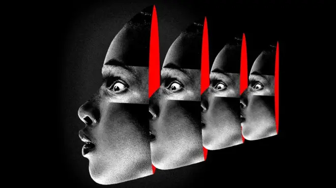 Foto compuesta de la una cara de una mujer de perfil, con expresión de susto, repetida cuatro veces