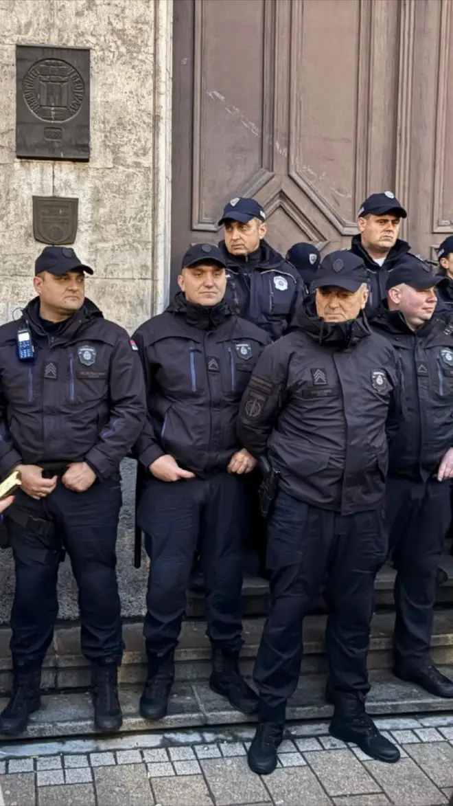 policajci ispred zgrade rektorata