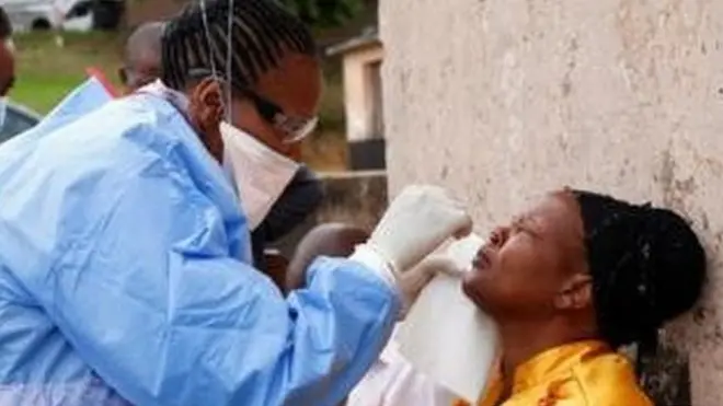 Afisa wa afya akifanya vipimo vya nyumba hadi nyumba mjini Durban Afrika Kusini