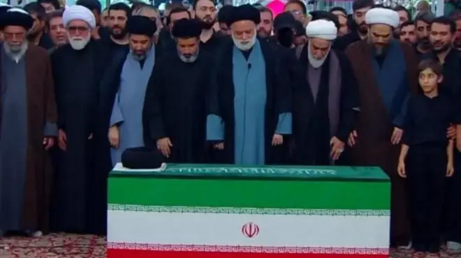 مصطفی خامنهای در حال اقامه نماز میت برای پدرش