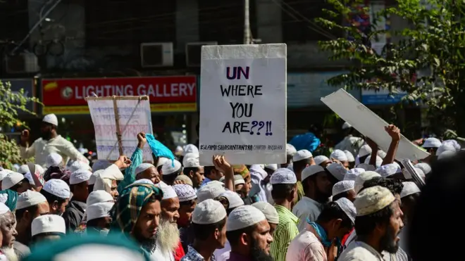 Warga Bangladesh menggelar demonstrasi di ibu kota Dhaka untuk memprotes penindasan terhadap etnik Rohingya.