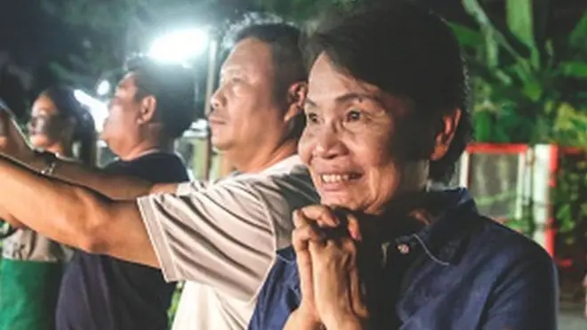 ગુફાની બહાર રાહ જોઈ રહેલા લોકોના ચહેરા પર સ્મિત આવી ગયું હતું.