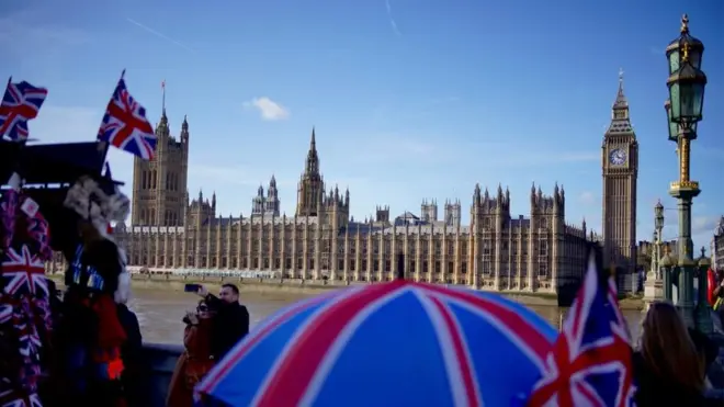 テムズ川南岸からイギリス議会議事堂を臨む（5日、ロンドン）