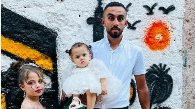 अहमद त्यांच्या तीन मुली ताला, लाना आणि नजलासोबत.