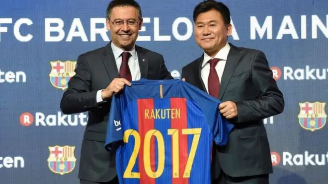 Pimpinan Barcelona Josep Maria Bartomeu (kiri) dengan pimpinan perusahaan asal Jepang, Rakuten, Hiroshi Mikitani.