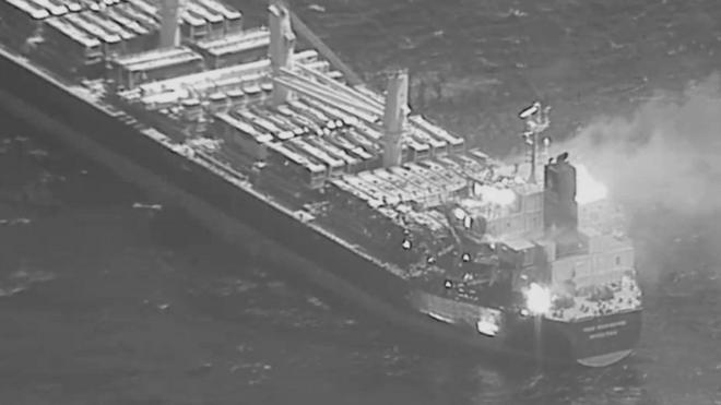 米中央軍が公開した、フーシ派の攻撃を受けた貨物船の画像