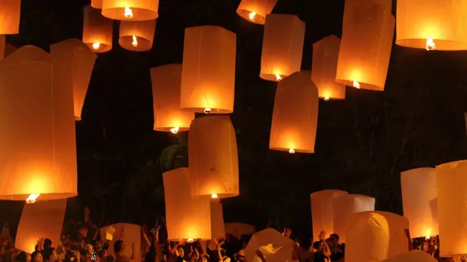 Melepas lampion melambangkan panjatan doa keselamatan.