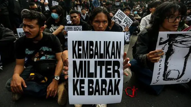 Tindakan tersebut berfungsi sebagai bentuk penolakan setelah Dewan Perwakilan Rakyat Indonesia (DPR) meratifikasi revisi RUU TNI, yang memperluas peran militer untuk menempati posisi sipil, yang juga dikenal sebagai fungsi ganda. 