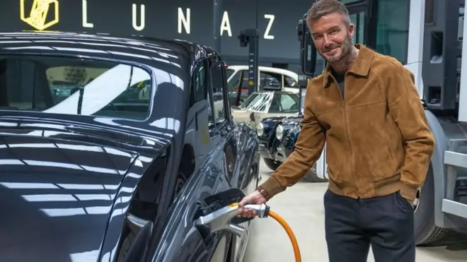 David Beckham washoye imari muri ibi bikorwa avuga ko guhidnura imodoka za cyera zigakoresha amashanyarazi ari "igikorwa cy'indashyikirwa", aha ari gushyira umuriro mu modoka ya Rolls-Royce yahinduwe