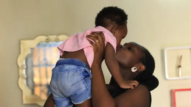 Mama wey dey kiss her pikin