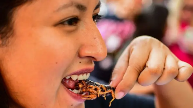 తేలును తింటున్న యువతి