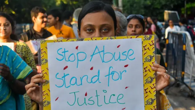 कोलकाता रेप मामले को लेकर प्रदर्शन करते लोग