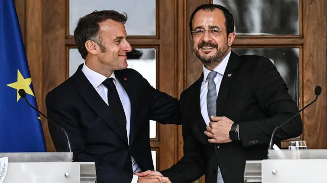 Macron ve Hristodilidis el sıkışıyor. 