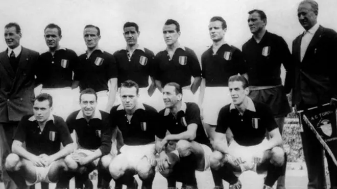 El Torino estaba destinado a ganar el título de la liga por quinto año consecutivo. Leslie Lievesley (en la fila de atrás, a la izquierda) se convirtió en el entrenador del Torino en 1947