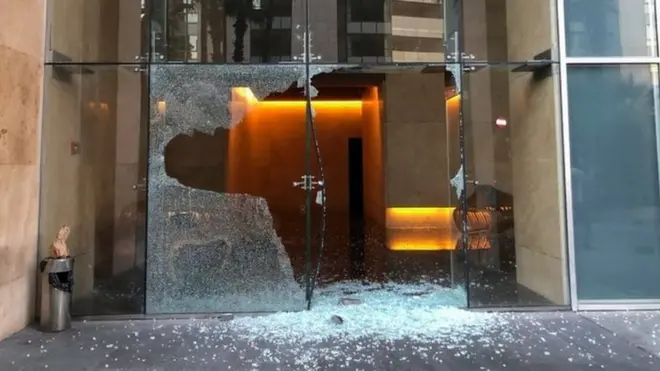 زجاج مهشم في المبنى الذي يقيم فيه نجيب ميقاتي