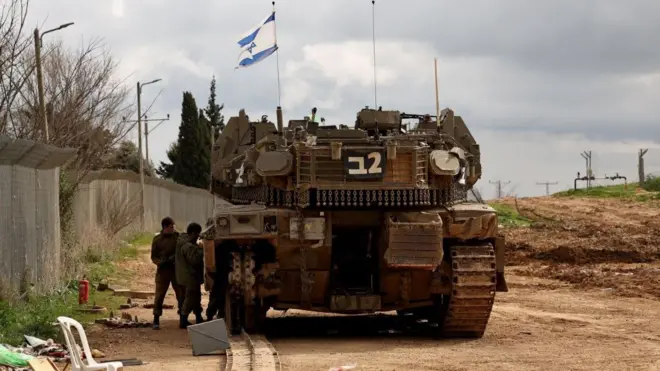 دبابة إسرائيلية في منطقة الحدود مع لبنان