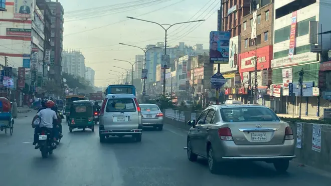 সকাল পৌনে আটটার দিকে মিরপুর বাংলা কলেজ এলাকা