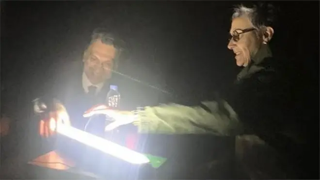 نجاة صليبا (يمين) وملحم خلف (ليس في الصورة) أمضيا الليلة في المجلس بدون كهرباء