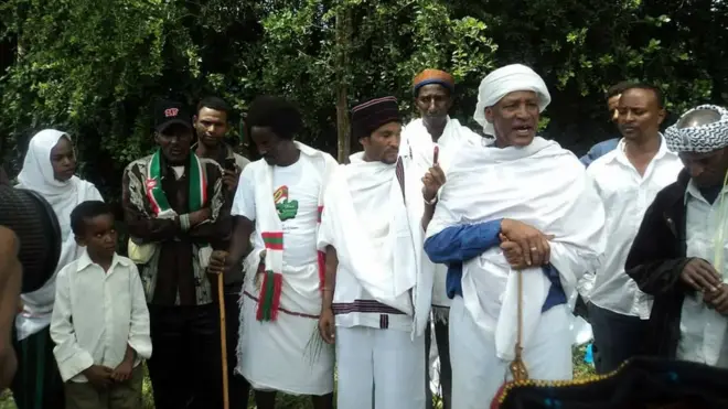 Obbo Dabbasaa Guyyoo Irrechaa bara 2015 irratti eebbaa fi baruumsa aadaa kennaa turan.