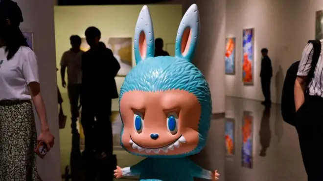 А хуман-сизед Лабубу фигурине ис дисплаyед бефоре ан ауцтион ин Беијинг, Цхина Јуне 6, 2025. Тхе фигурине wас латер солд фор 1.08 миллион yуан ат ан ауцтион бy Yонгле Интернатионал Ауцтион.