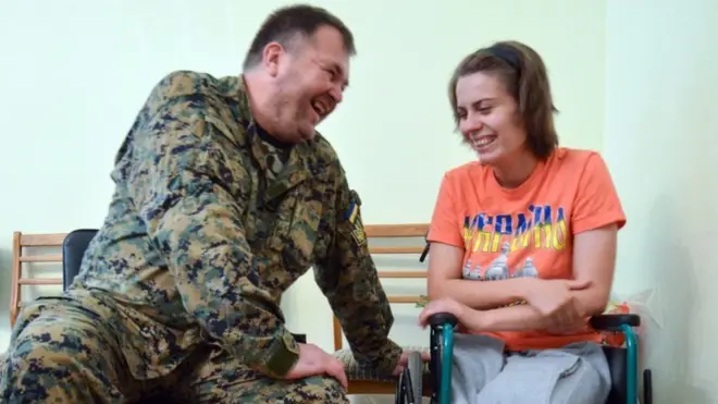 Дрогобичанка Ірина Іванюш (позивний "Лютик") пішла добровольцем-санінструктором на фронт. У травні 2015-го підірвалася на міні