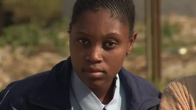 Nolwazi, 17 ans, a perdu ses parents à cause du sida et élève ses frères et soeurs.