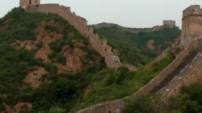 ویلیم لینڈسے نامی شخص نے ساٹھ روز تک چین کے مختلف علاقوں کا سفر کر کے ڈرون سے دیوارِ چین کی عکس بندی کی ہے۔