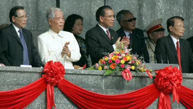 Nguyên TBT Đỗ Mười xem duyệt binh tại Quảng trường Ba Đình ngày 2/9/2005