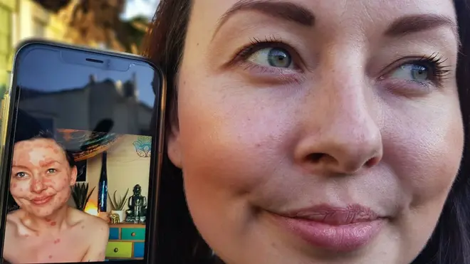 अपनी तस्वीर दिखाती एमिली