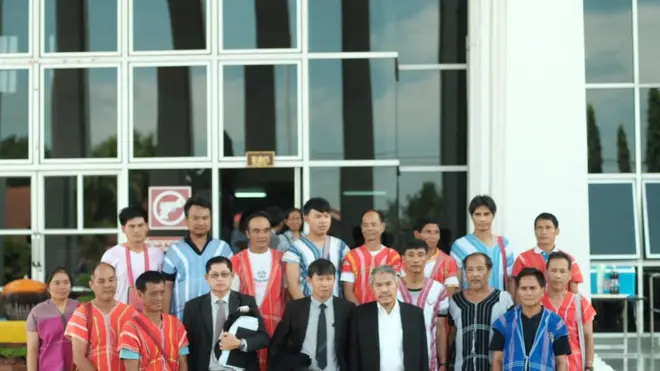 ตัวแทนของชาวบ้านคลิตี้ล่างร่วมถ่ายภาพหน้าศาลจังหวัดกาญจนบุรีก่อนฟังคำพิพากษา