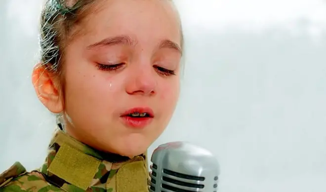 เด็กผู้หญิงใส่ชุดทหารร้องไห้