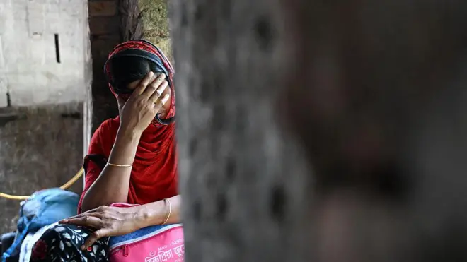 গত ২৮ মে কলকাতার হাকিমপুরে ভারতের সীমান্তরক্ষী বাহিনী (বিএসএফ) ক্যাম্পের কাছে পরিচয় যাচাইয়ের জন্য পৌঁছেছেন এক নারী, যিনি অবৈধভাবে সীমান্ত অতিক্রম করেছিলেন বলে অভিযোগ রয়েছে এবং বলা হচ্ছে, তিনি বাংলাদেশি।