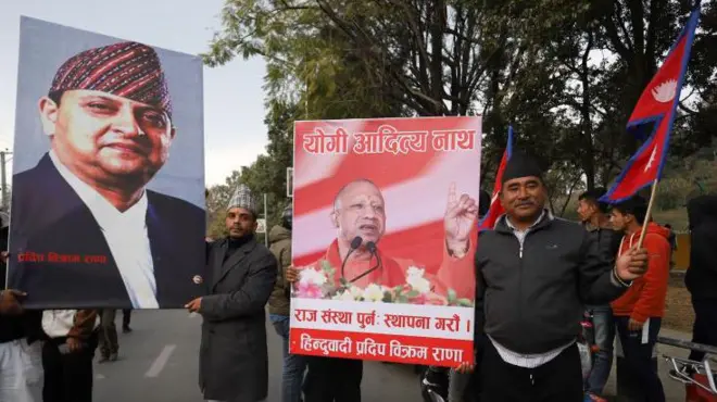 राजशाही के समर्थक पूर्व राजा ज्ञानेंद्र बीर बिक्रम शाह और उत्तर प्रदेश के सीएम योगी आदित्यनाथ को पोस्टरों के साथ काठमांडू के त्रिभुवन हवाई अड्डे के बाहर. 