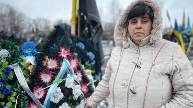 站在墓园中的乌克兰人伊娜，她的儿子在战争中牺牲。