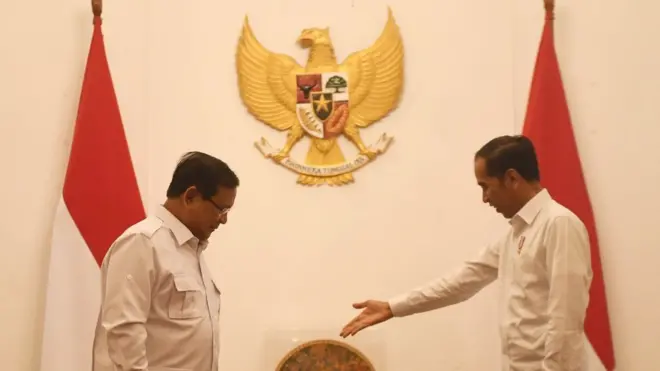Presiden Joko Widodo (kanan) menyambut kunjungan Ketua Umum Partai Gerindra Prabowo Subianto (kiri) di Istana Merdeka, Jakarta, Jumat (11/10).