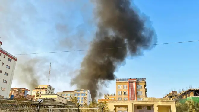 停戦前の首都カブールの爆発現場から立ち上る煙(15日)