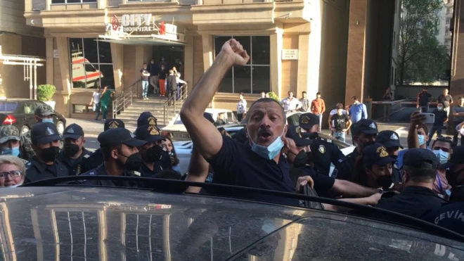 Tofiq Yaqublu xəstəxanadan evinə gedir