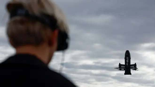 Оператор в окулярах керує дроном перехоплювачем