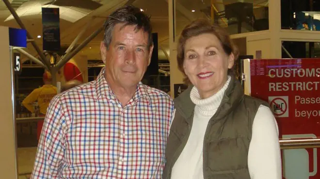 Peter y Margaret en el aeropuerto sonríen a la cámara