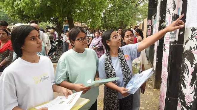 नीट-यूजी भनिने न्याश्नल इलिजिबिलिटी इन्ट्रान्स टेस्ट (अन्डरग्र्याजुएट) परीक्षा केन्द्रमा सीट प्लान हेर्दै परीक्षार्थीहरू