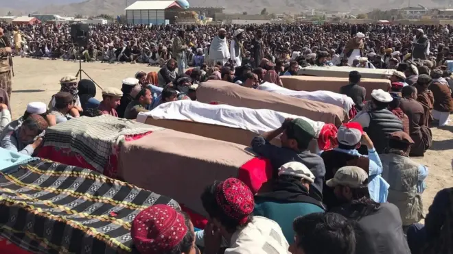 جمعیت انبوه دور زمین کریکت در کنار هفت تابوت کشته‌شدگان