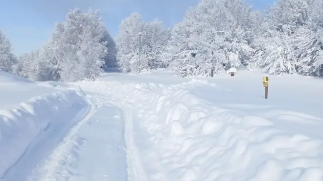 Prethodnih dana u Crnoj Travi veliki snežni smetovi otežavaju život lokalnom stanovništvu
